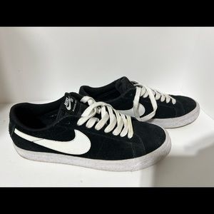 BLACK NIKE SB BLAZER LOW